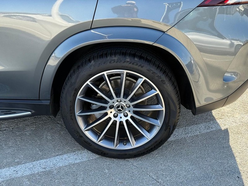 Mercedes-Benz GLE Vehicle Full-screen Gallery Image 9