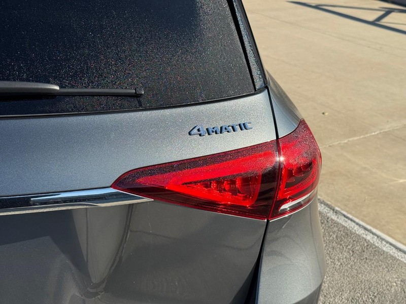 Mercedes-Benz GLE Vehicle Full-screen Gallery Image 10