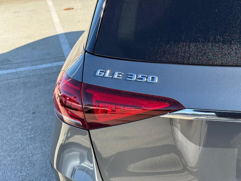 Mercedes-Benz GLE Vehicle Full-screen Gallery Image 11