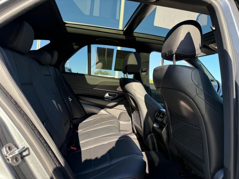 Mercedes-Benz GLE Vehicle Full-screen Gallery Image 12