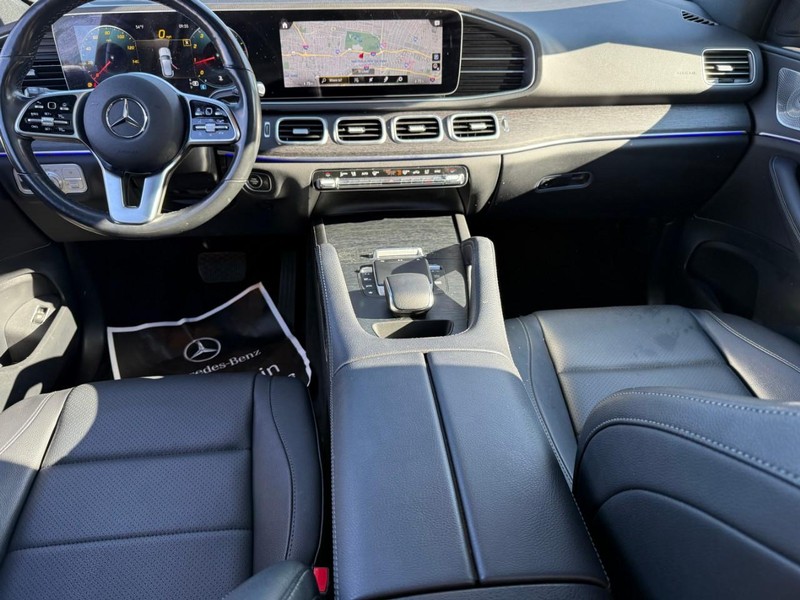 Mercedes-Benz GLE Vehicle Full-screen Gallery Image 13