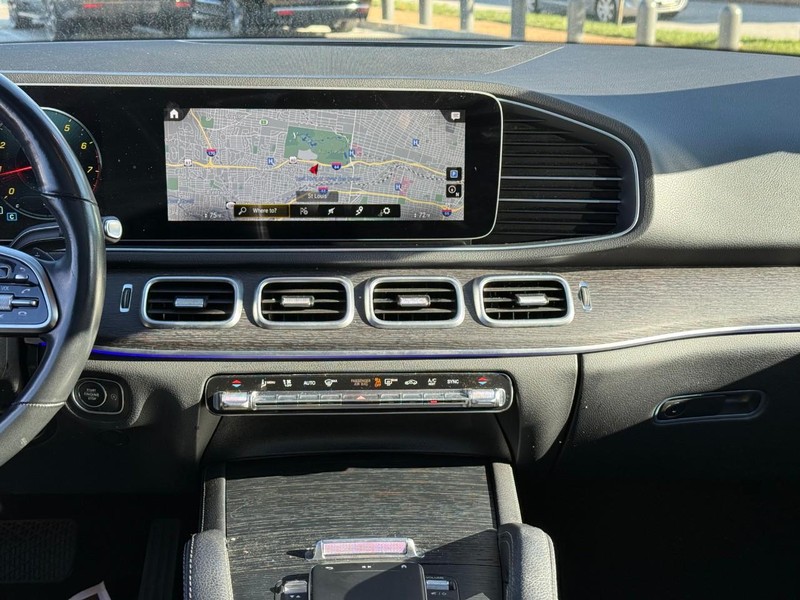 Mercedes-Benz GLE Vehicle Full-screen Gallery Image 15