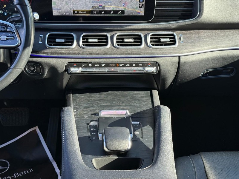 Mercedes-Benz GLE Vehicle Full-screen Gallery Image 16