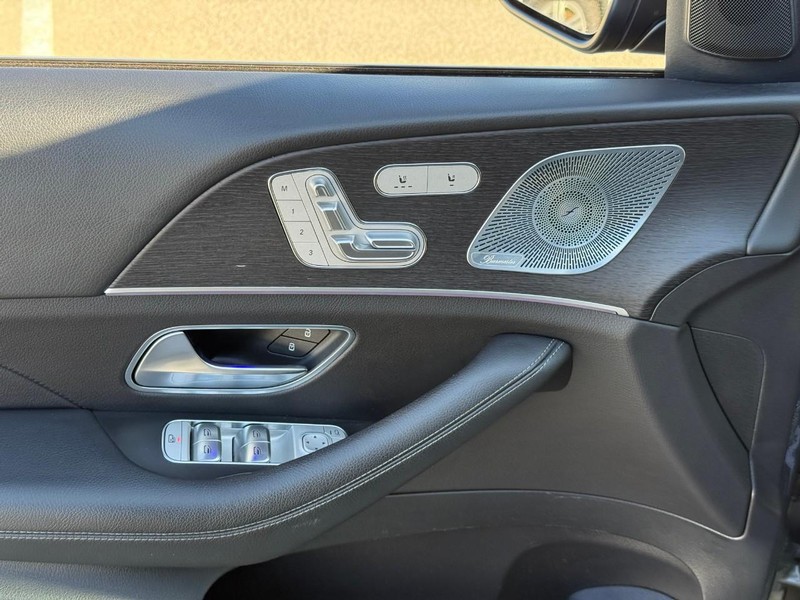 Mercedes-Benz GLE Vehicle Full-screen Gallery Image 17