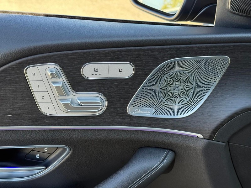 Mercedes-Benz GLE Vehicle Full-screen Gallery Image 18