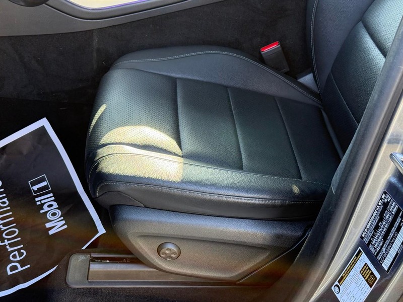 Mercedes-Benz GLE Vehicle Full-screen Gallery Image 19