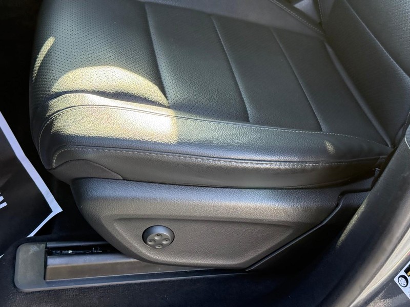 Mercedes-Benz GLE Vehicle Full-screen Gallery Image 20