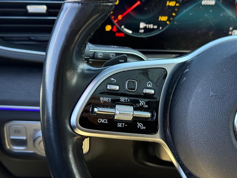 Mercedes-Benz GLE Vehicle Full-screen Gallery Image 21