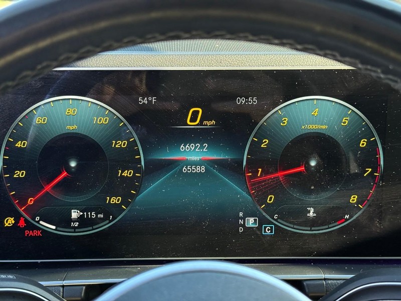 Mercedes-Benz GLE Vehicle Full-screen Gallery Image 23