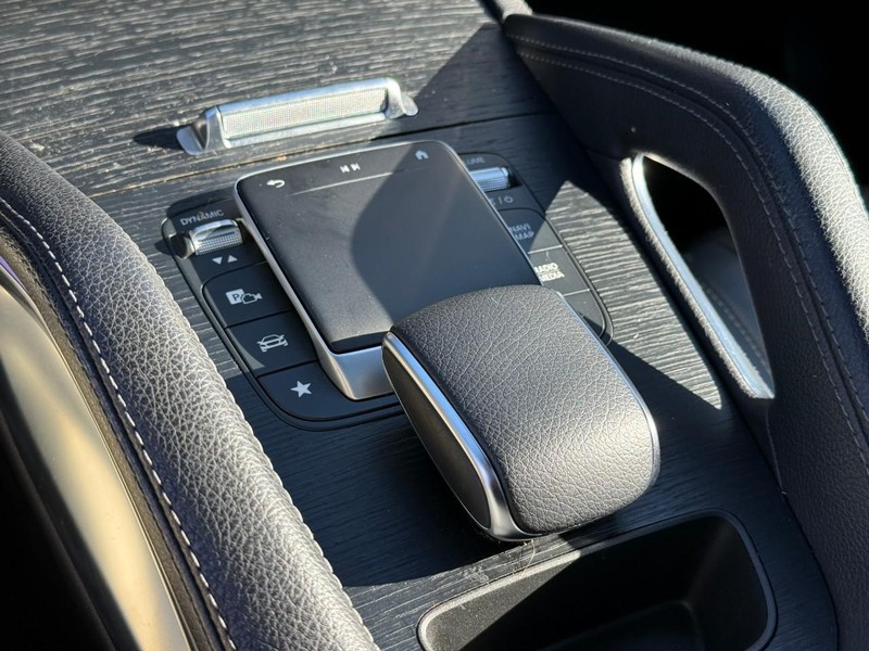 Mercedes-Benz GLE Vehicle Full-screen Gallery Image 24