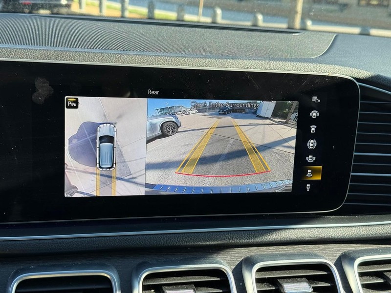 Mercedes-Benz GLE Vehicle Full-screen Gallery Image 25