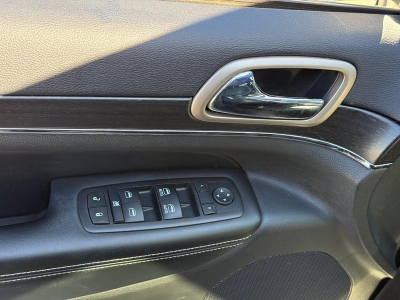 Jeep Grand Cherokee Vehicle Full-screen Gallery Image 15