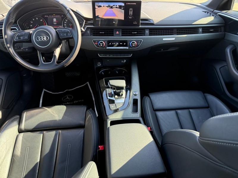 Audi A4 Sedan Vehicle Full-screen Gallery Image 11