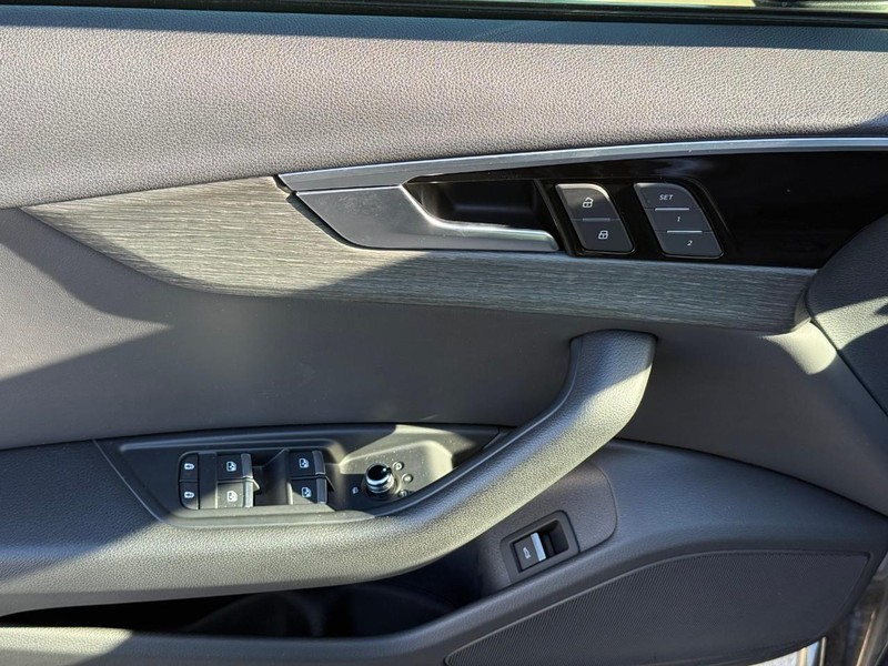 Audi A4 Sedan Vehicle Full-screen Gallery Image 15