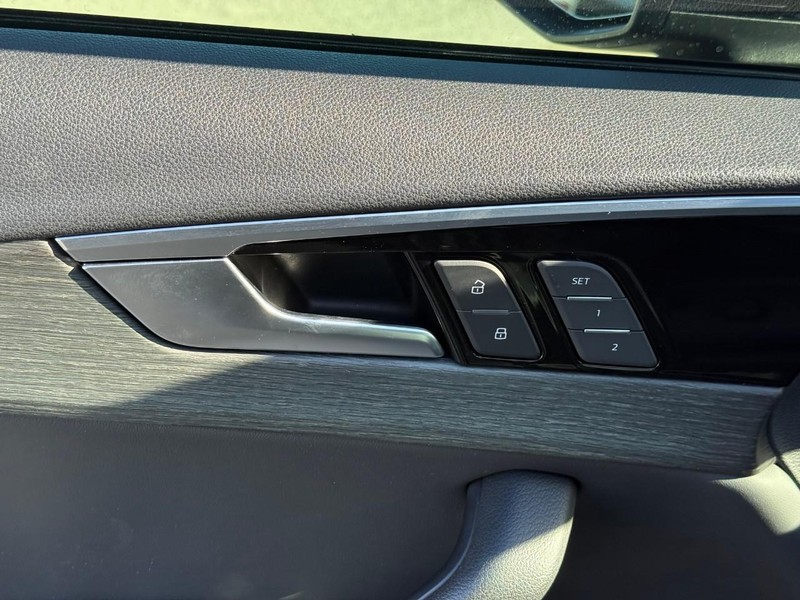 Audi A4 Sedan Vehicle Full-screen Gallery Image 16