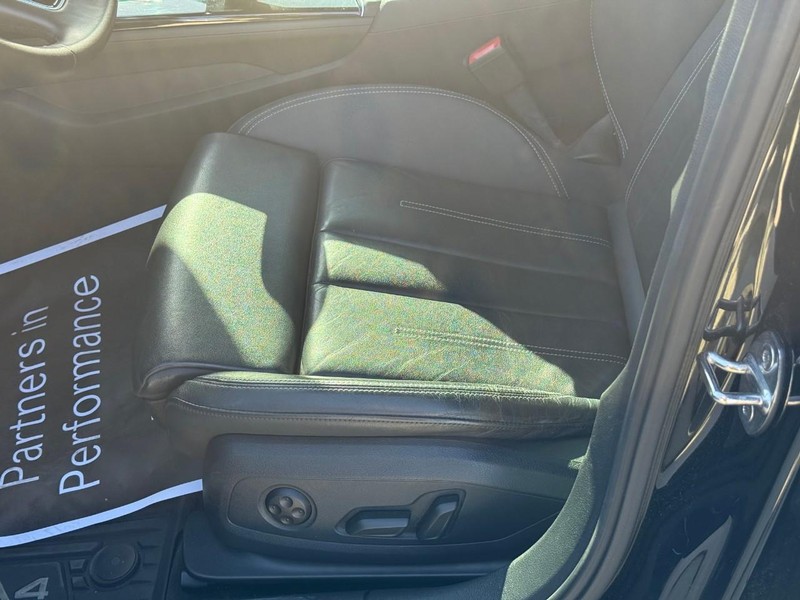 Audi A4 Sedan Vehicle Full-screen Gallery Image 17