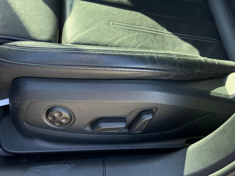 Audi A4 Sedan Vehicle Full-screen Gallery Image 18