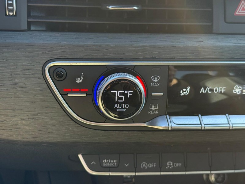 Audi A4 Sedan Vehicle Full-screen Gallery Image 19