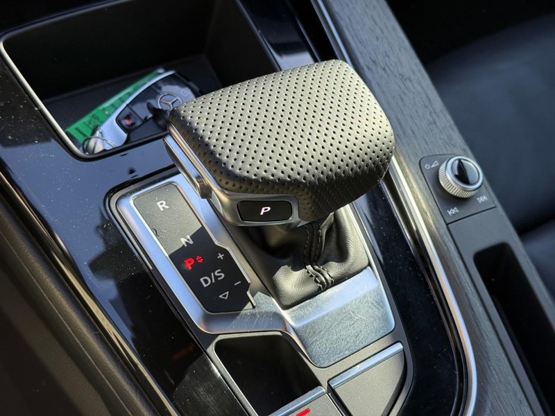 Audi A4 Sedan Vehicle Full-screen Gallery Image 20