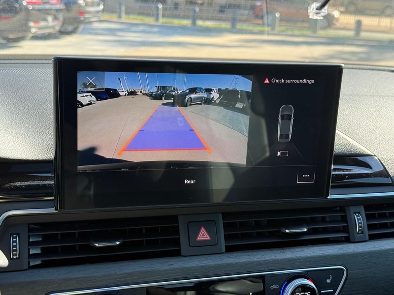 Audi A4 Sedan Vehicle Full-screen Gallery Image 21