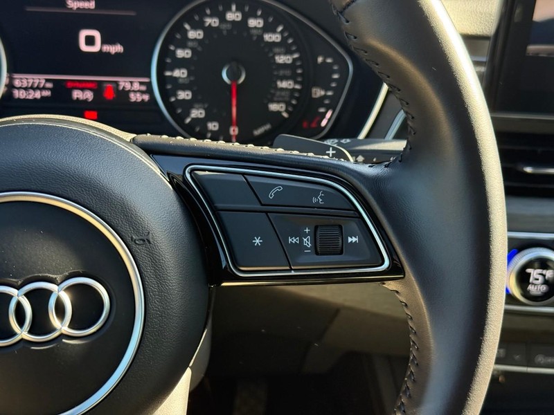 Audi A4 Sedan Vehicle Full-screen Gallery Image 24