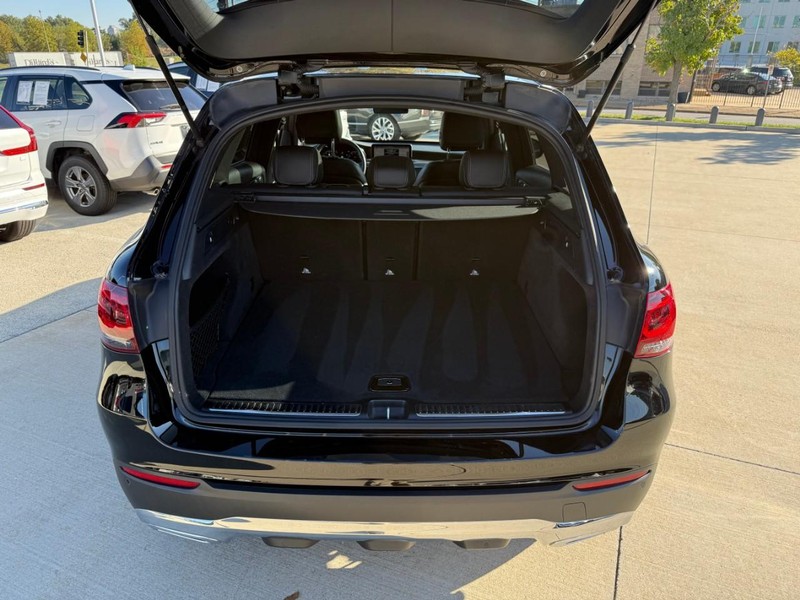 Mercedes-Benz GLC Vehicle Full-screen Gallery Image 8