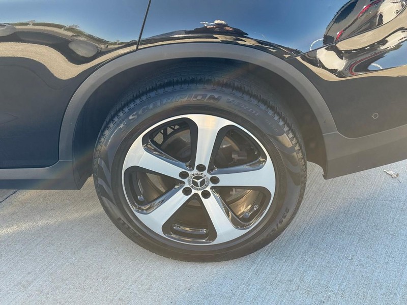 Mercedes-Benz GLC Vehicle Full-screen Gallery Image 9