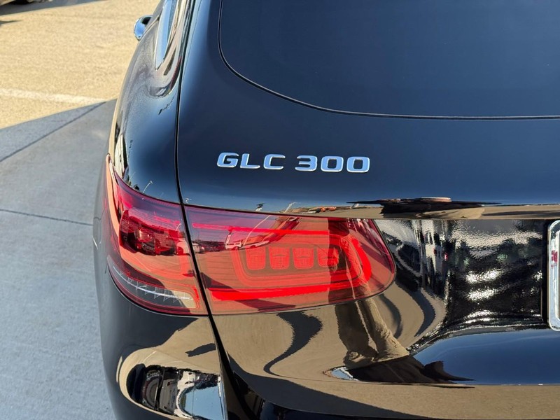 Mercedes-Benz GLC Vehicle Full-screen Gallery Image 10