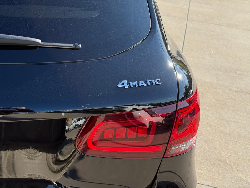 Mercedes-Benz GLC Vehicle Full-screen Gallery Image 11