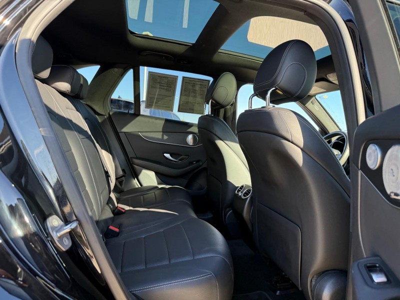 Mercedes-Benz GLC Vehicle Full-screen Gallery Image 12