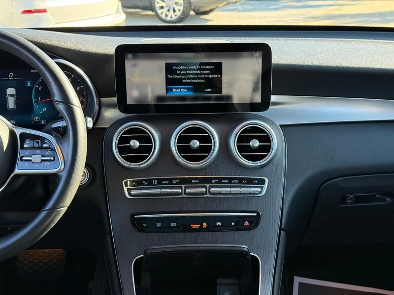 Mercedes-Benz GLC Vehicle Full-screen Gallery Image 15