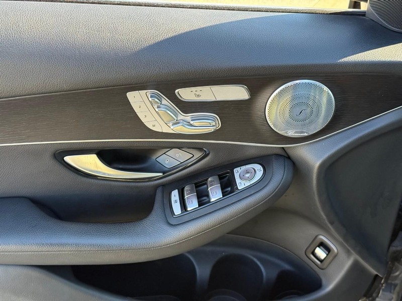 Mercedes-Benz GLC Vehicle Full-screen Gallery Image 17