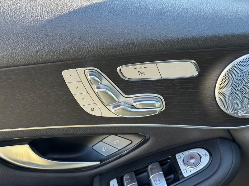 Mercedes-Benz GLC Vehicle Full-screen Gallery Image 18