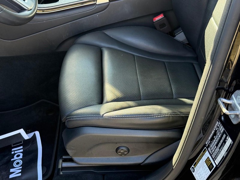 Mercedes-Benz GLC Vehicle Full-screen Gallery Image 19