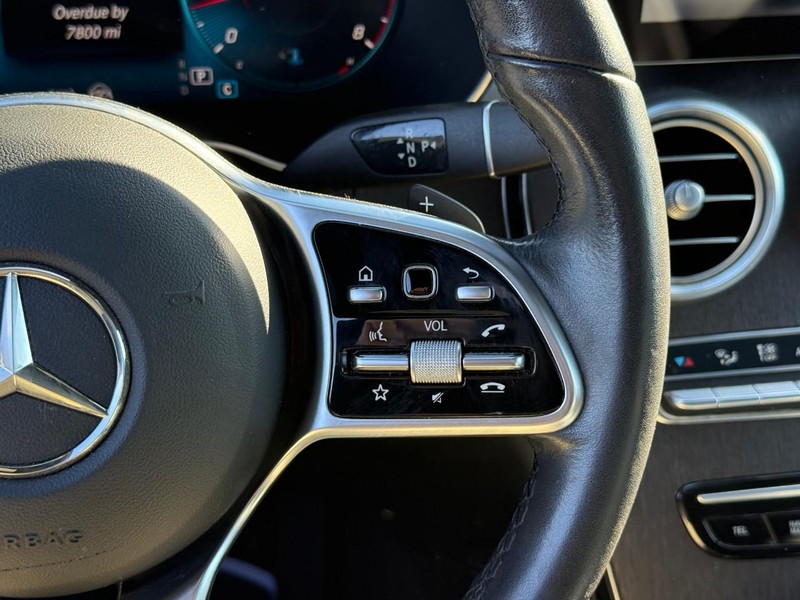 Mercedes-Benz GLC Vehicle Full-screen Gallery Image 22