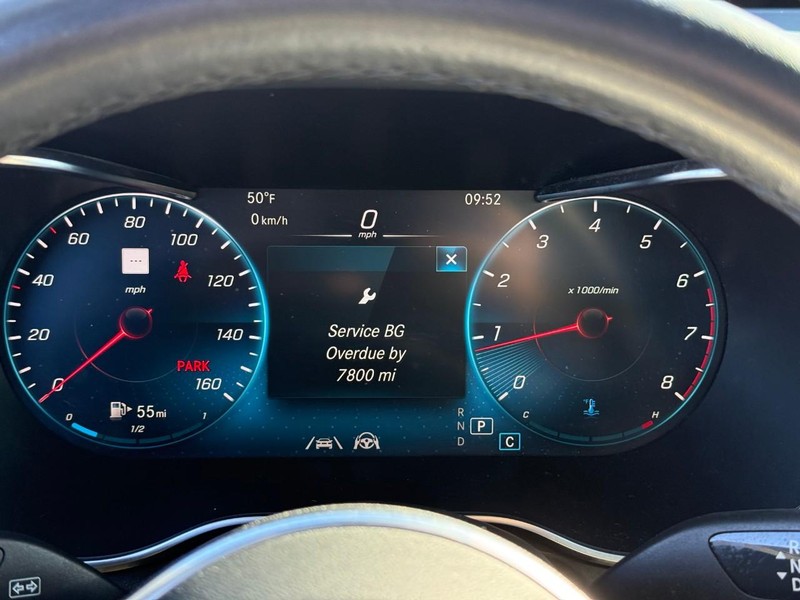 Mercedes-Benz GLC Vehicle Full-screen Gallery Image 23