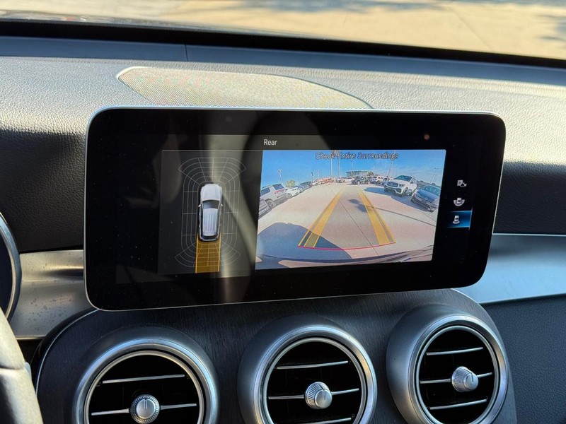 Mercedes-Benz GLC Vehicle Full-screen Gallery Image 24