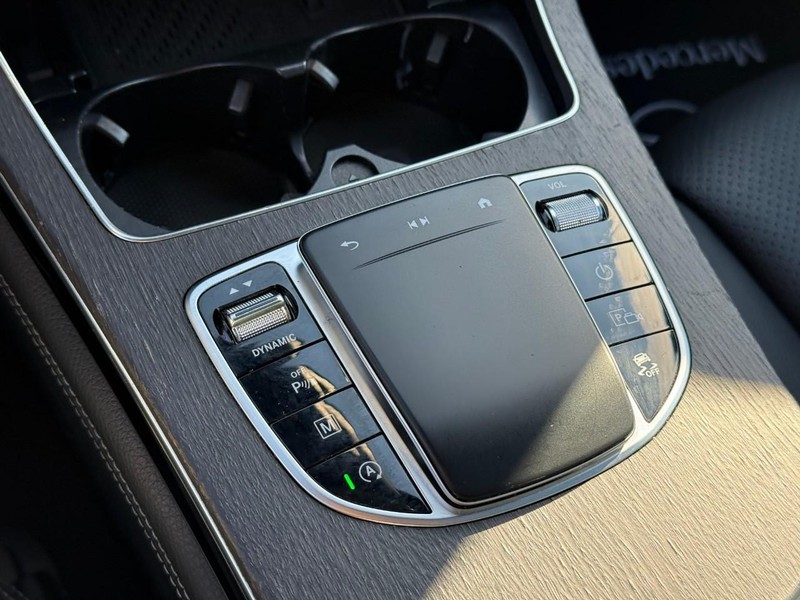 Mercedes-Benz GLC Vehicle Full-screen Gallery Image 25