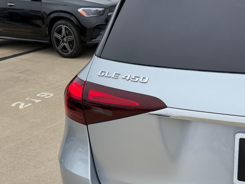 Mercedes-Benz GLE Vehicle Full-screen Gallery Image 4