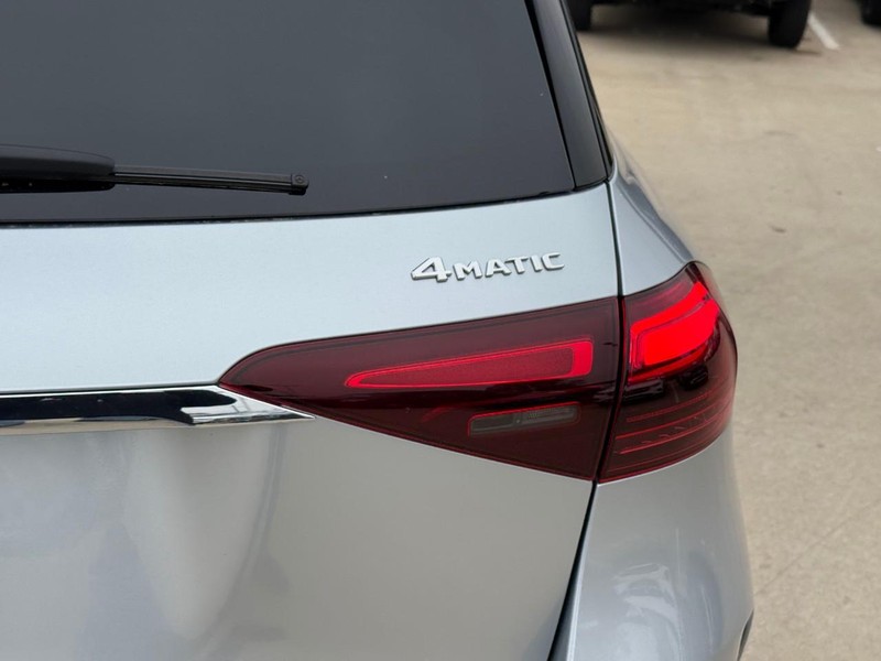 Mercedes-Benz GLE Vehicle Full-screen Gallery Image 5