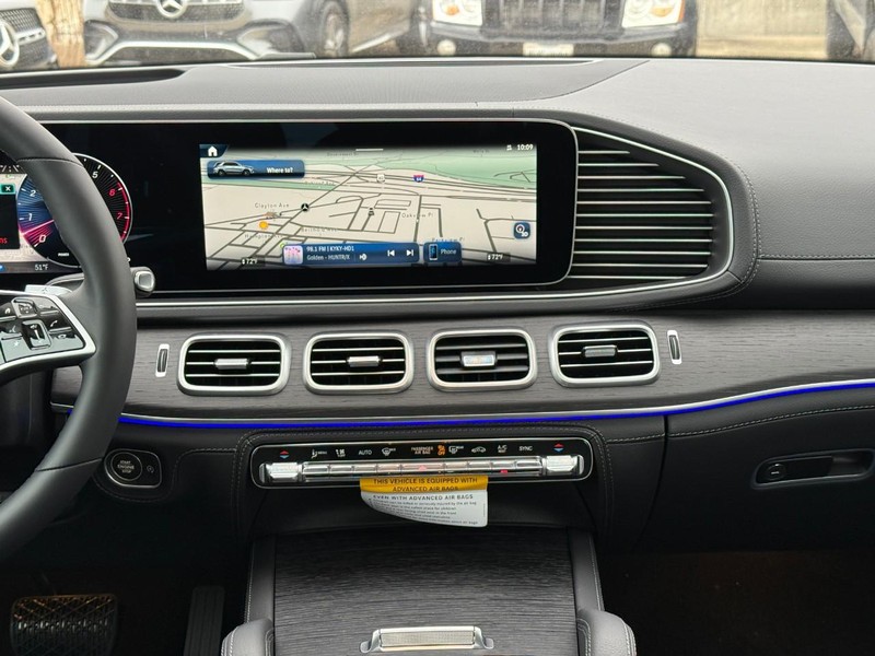 Mercedes-Benz GLE Vehicle Full-screen Gallery Image 9