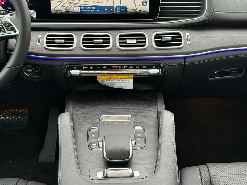 Mercedes-Benz GLE Vehicle Full-screen Gallery Image 10