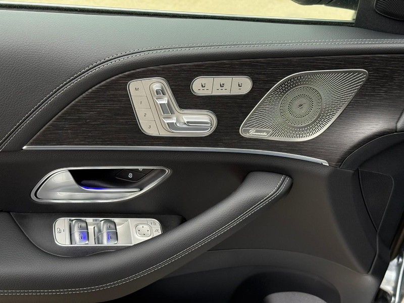 Mercedes-Benz GLE Vehicle Full-screen Gallery Image 11