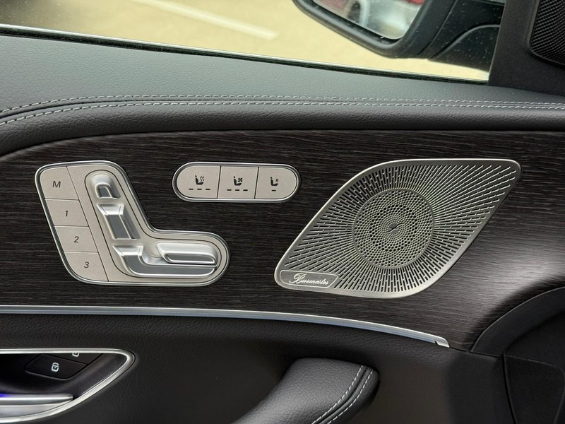 Mercedes-Benz GLE Vehicle Full-screen Gallery Image 12