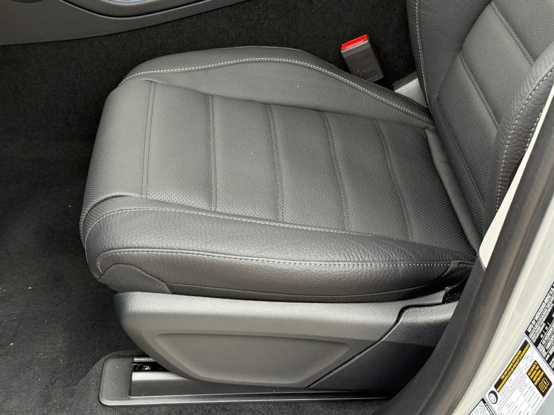 Mercedes-Benz GLE Vehicle Full-screen Gallery Image 13