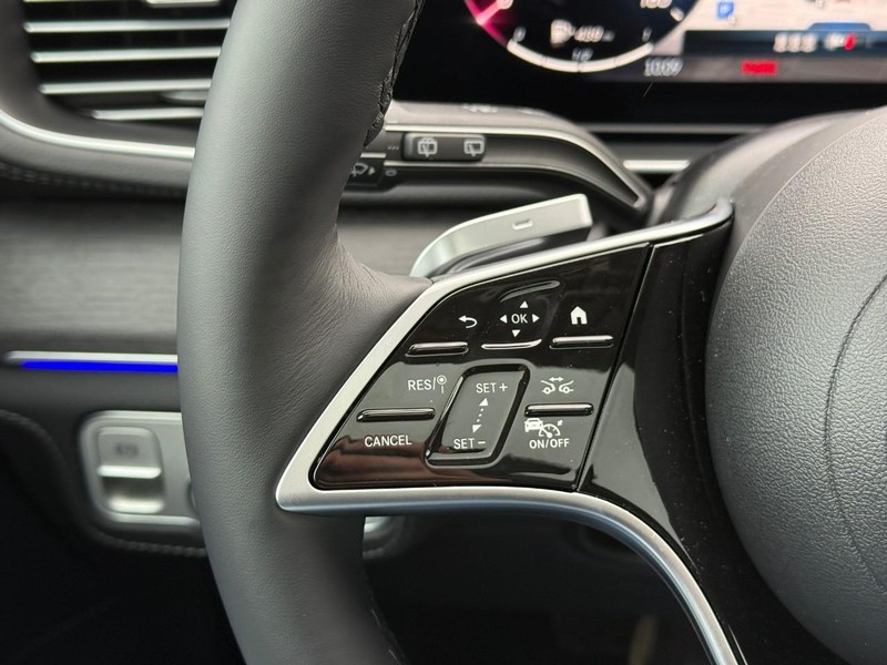 Mercedes-Benz GLE Vehicle Full-screen Gallery Image 14