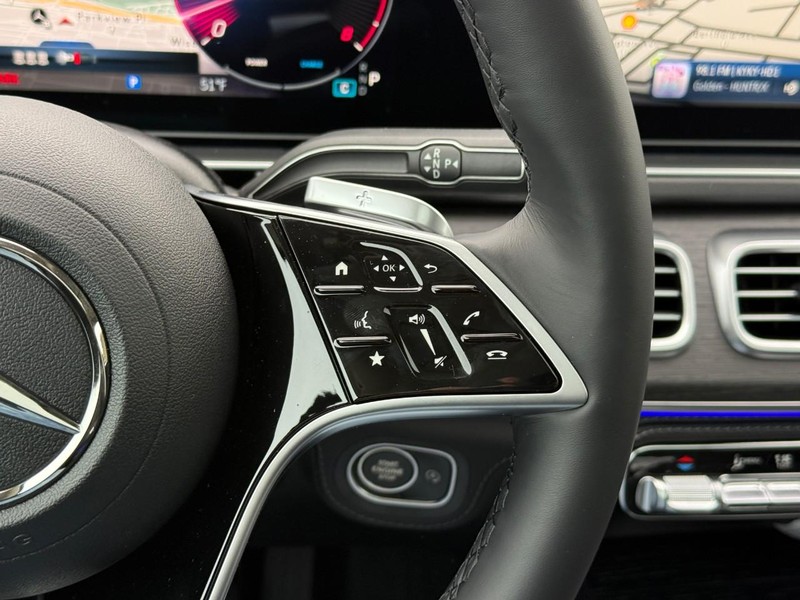 Mercedes-Benz GLE Vehicle Full-screen Gallery Image 15