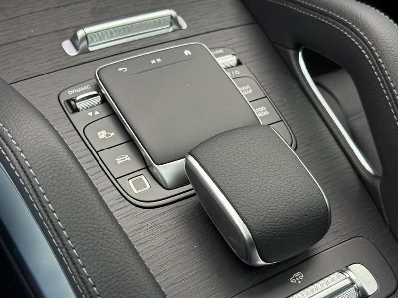 Mercedes-Benz GLE Vehicle Full-screen Gallery Image 16