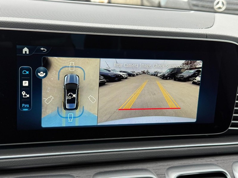 Mercedes-Benz GLE Vehicle Full-screen Gallery Image 17