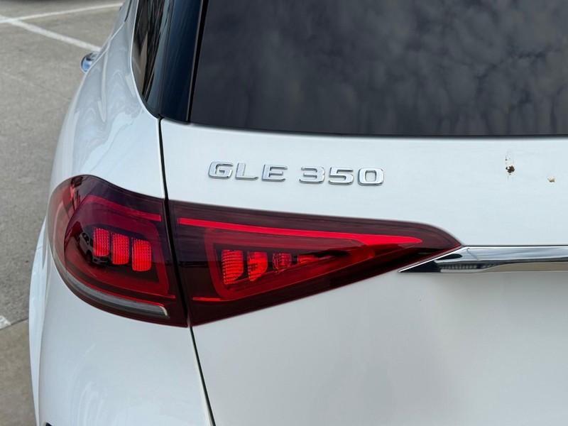 Mercedes-Benz GLE Vehicle Full-screen Gallery Image 10